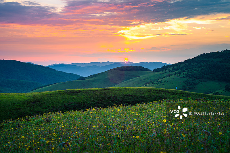 寻甸巨石阵高山草场的夏天图片素材