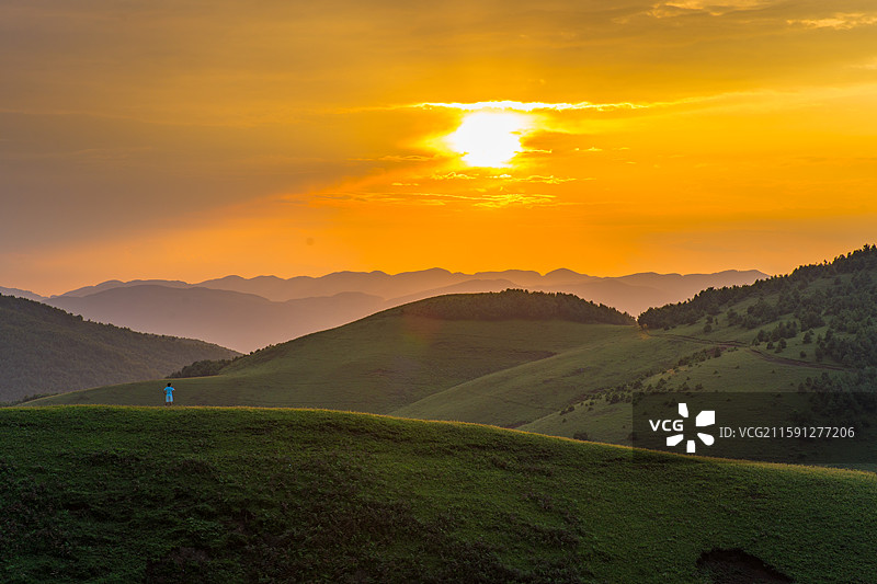 寻甸巨石阵高山草场的夏天图片素材