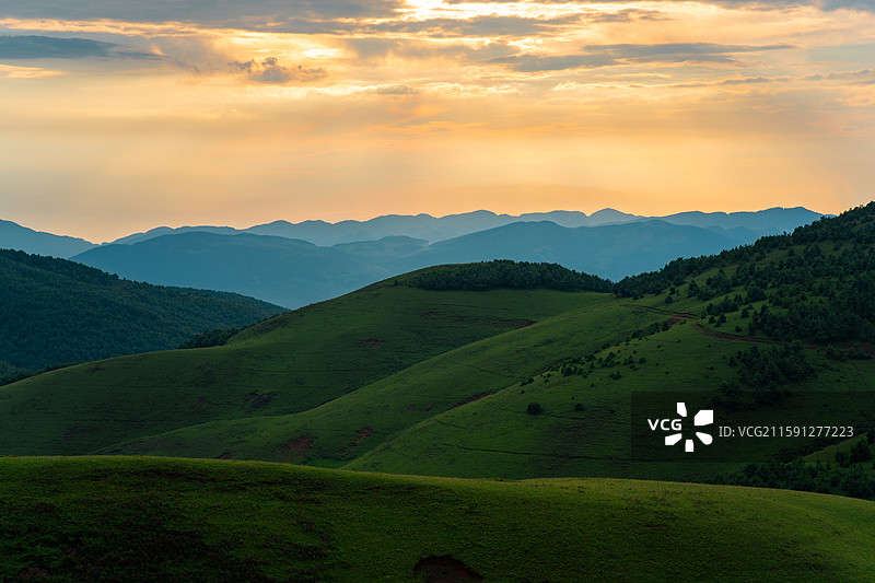 寻甸巨石阵高山草场的夏天图片素材