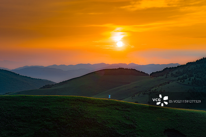 寻甸巨石阵高山草场的夏天图片素材