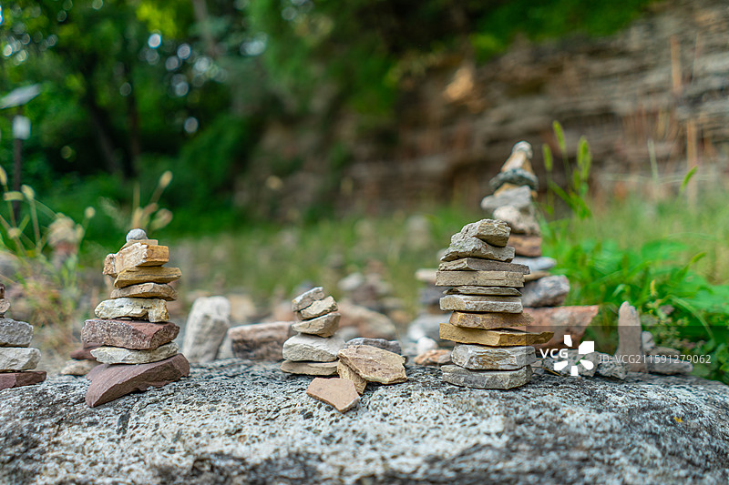 中国山东济南泰安泰山旅游著名景点千年古刹大灵岩寺，石上堆叠着几块石头，户外白昼无人图像摄影图片素材