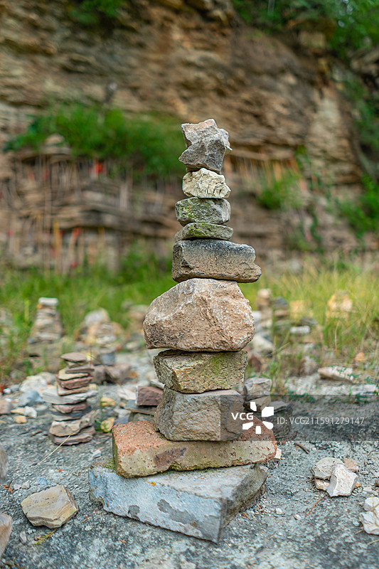 中国山东济南泰安泰山旅游著名景点千年古刹大灵岩寺，石上堆叠着几块石头，户外白昼无人图像摄影图片素材