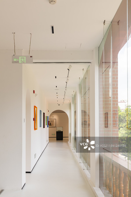 鬱林美术馆陈星州“破茧”个展，水墨交融破界新生，展现当代艺术蜕变之力。图片素材