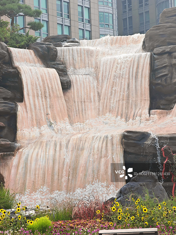 黄河赞歌：图片是长安街东单路口东南角的核心花坛，融合了音乐，灯光，喷雾等技术，展现出共河的雄伟壮观。图片素材