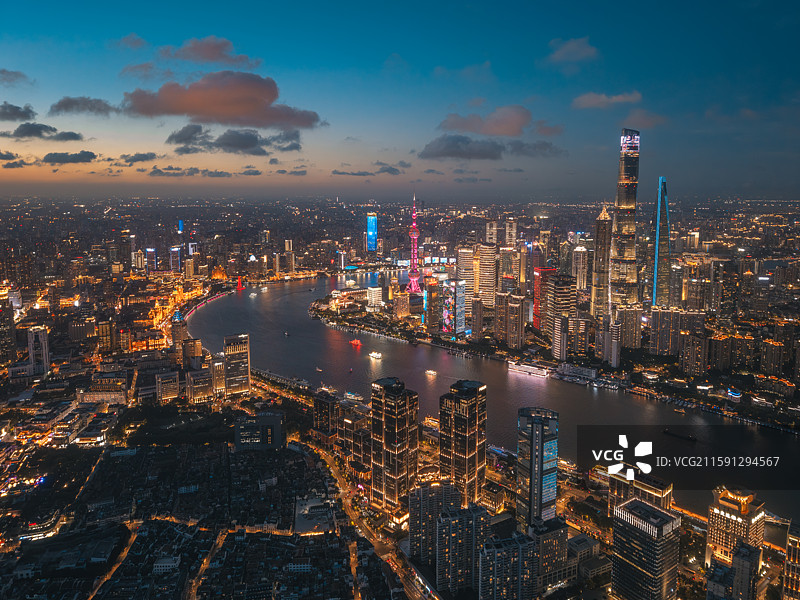夕阳下的上海十六铺与陆家嘴图片素材