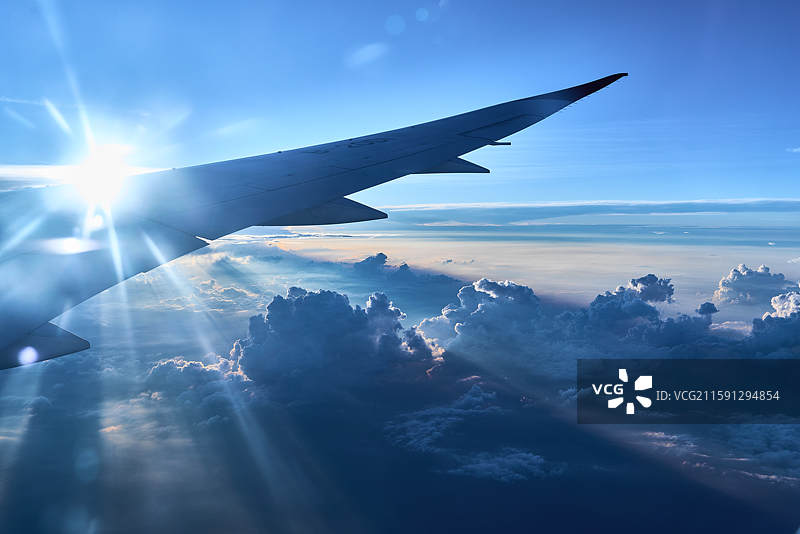 波音787梦想客机 飞跃天空云层日落航拍图片素材