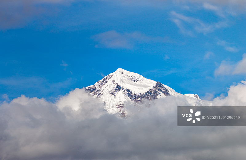 若隐若现的山峰云海 云南梅里雪山巴乌八蒙图片素材