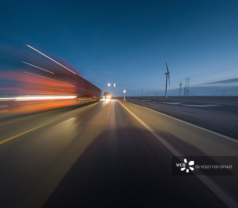 暗调 夜间的车流 公路 路面图片素材