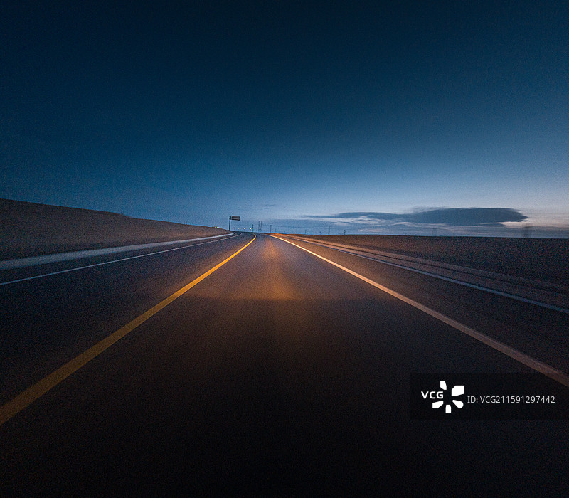 暗调 夜间的车流 公路 路面图片素材