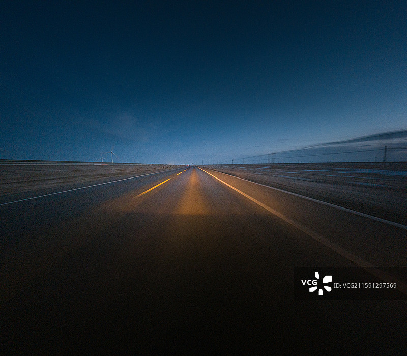 暗调 夜间的车流 公路 路面图片素材