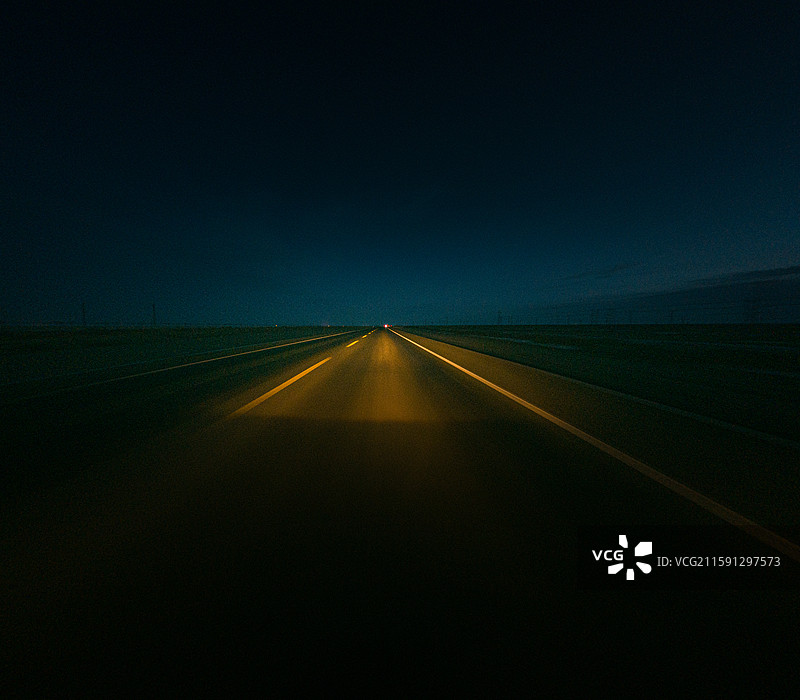 暗调 夜间的车流 公路 路面图片素材