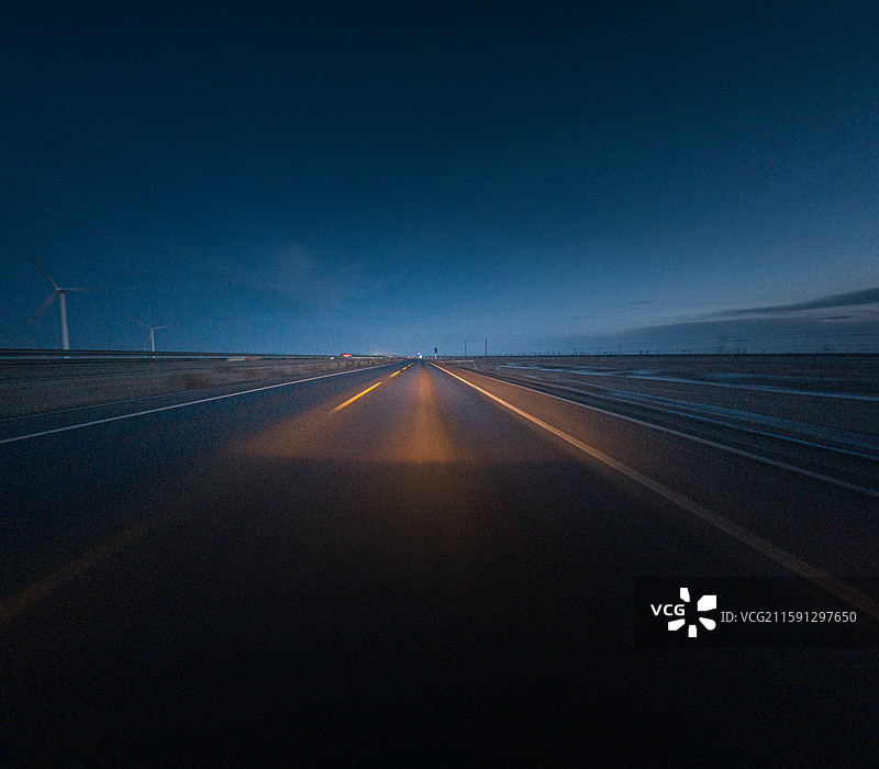 暗调 夜间的车流 公路 路面图片素材