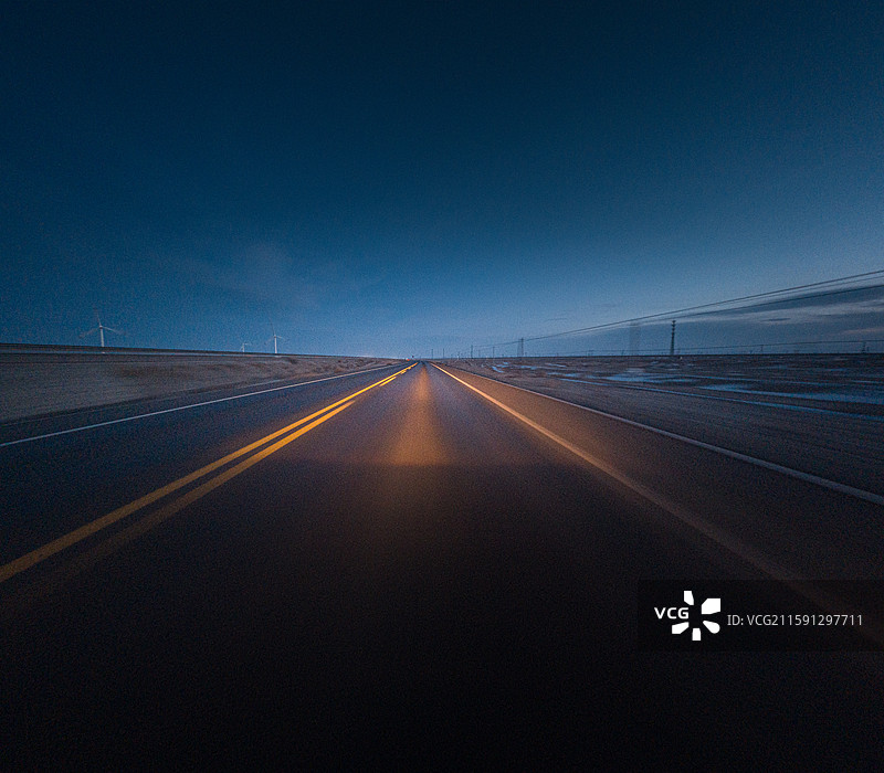 暗调 夜间的车流 公路 路面图片素材