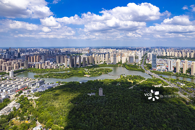 安徽蚌埠张公山公园夏天城市蓝天白云风光航拍图片素材
