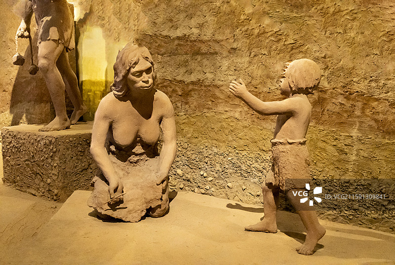 临汾市博物馆：丁村智人（丁村人属于早期智人阶段，其时人类已经历了地猿、南方古猿、能人、直立人的进化）图片素材