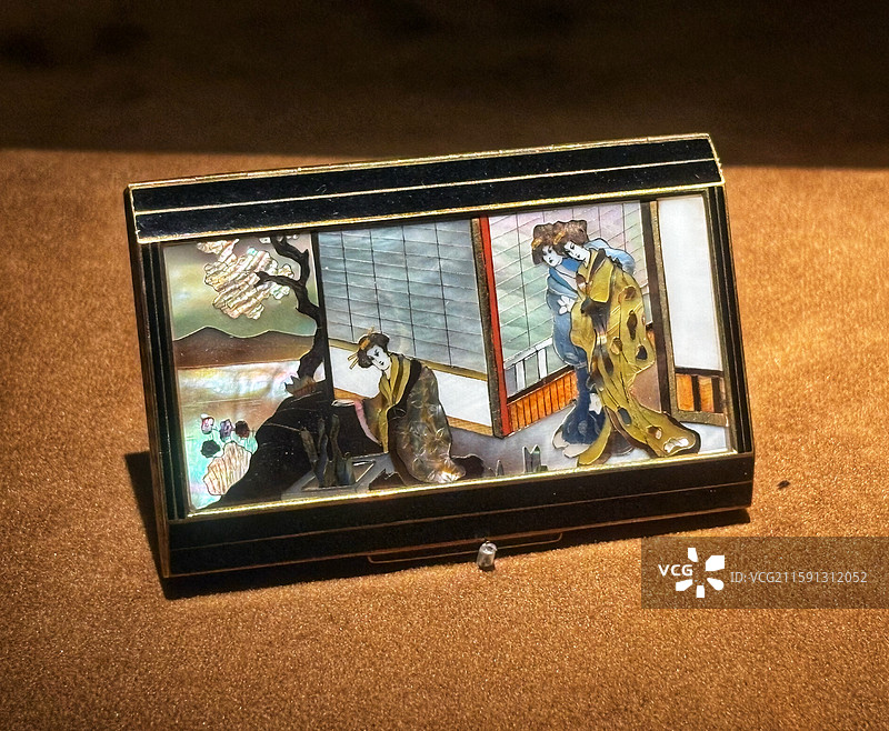 香港两依藏博物馆藏1920年代日本仕女图化妆盒图片素材