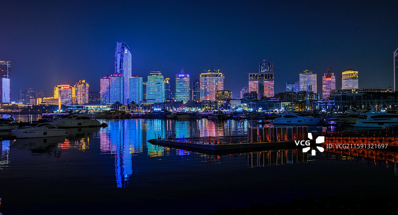 山东青岛浮山湾CBD建筑灯光秀图片素材