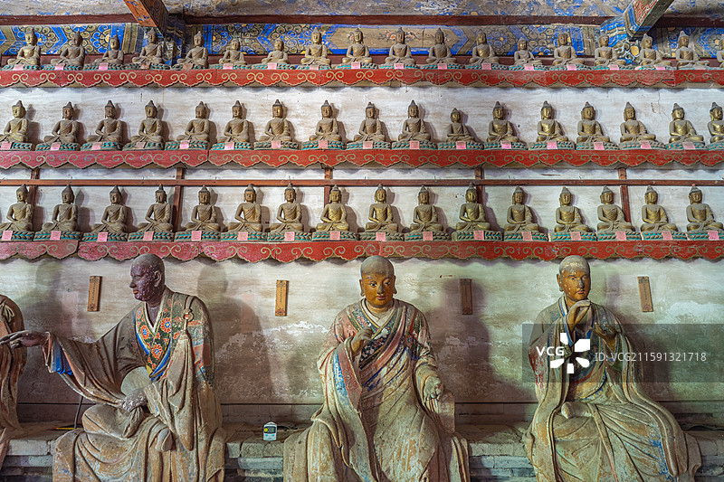 中国山东济南泰安泰山旅游著名景点千年古刹大灵岩寺古代建筑千佛殿内的彩色十八罗汉石雕，室内无人图像摄影图片素材