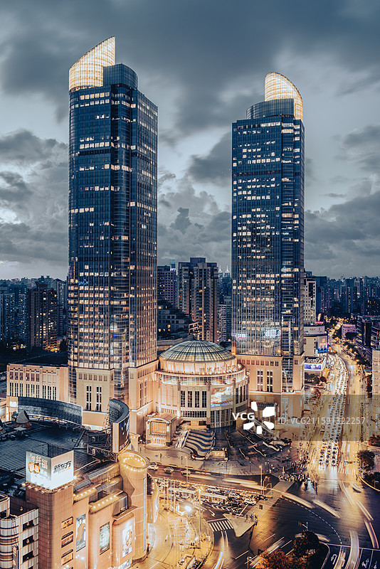 徐汇区翻修前的徐家汇港汇恒隆广场十字交叉路口繁忙的晚高峰路况车流密集拥堵繁华热闹车轨街道马路道路图片素材