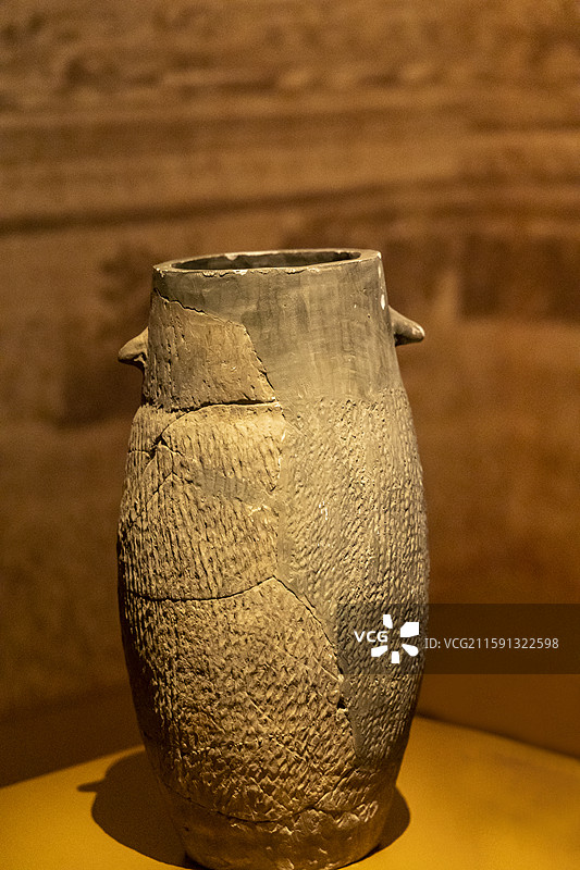 山西省临汾市博物馆：绳纹灰陶扁壶【新石器时代（距今4300年至3900年），襄汾县陶寺遗址出土】图片素材