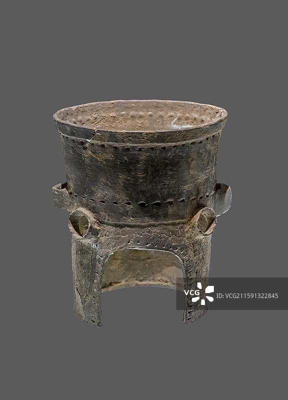 山西省临汾市博物馆：绳纹双鋬灰陶灶【新石器时代（距今4300年至3900年），襄汾县陶寺遗址出土】图片素材