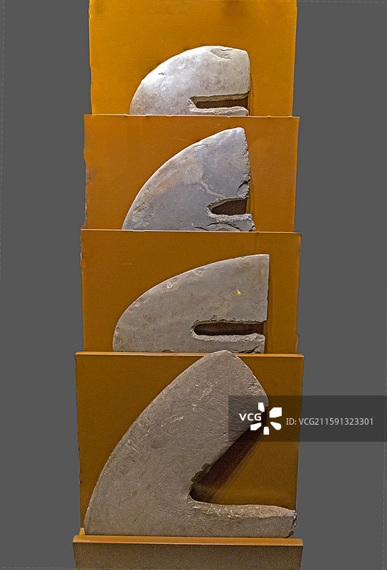 山西省临汾市博物馆：石厨刀【新石器时代（距今4300年至3900年），襄汾县陶寺遗址出土】图片素材