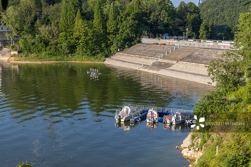 贵州省贵阳阿哈湖国家湿地公园内的阿哈水库大坝建筑图片素材