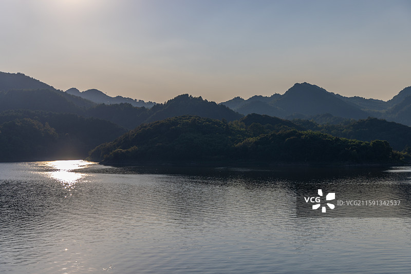 贵州省贵阳阿哈湖国家湿地公园阿哈水库的山水风光图片素材