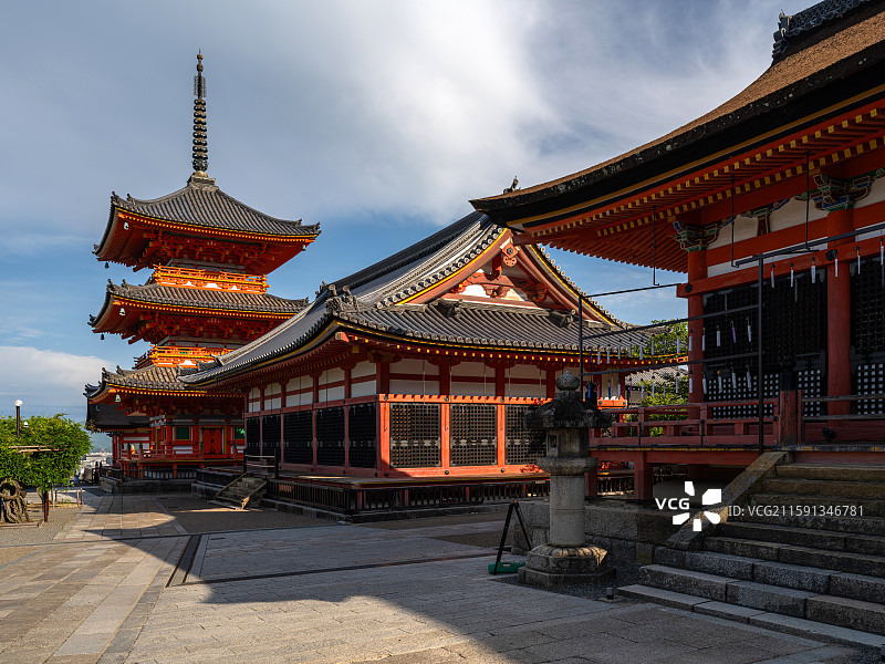 京都清水寺三重塔与殿堂群夏景图片素材
