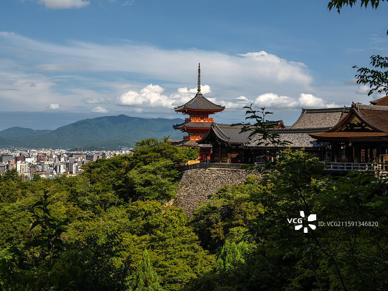 京都清水寺舞台与三重塔夏季远景图片素材