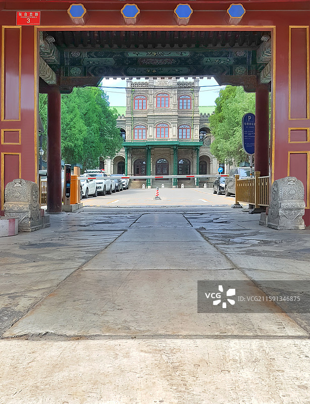 北京张自忠路口的清陆军部和海军部旧址（也为袁世凯段祺瑞执政府旧址）的朱漆大门与汉白玉石狮图片素材