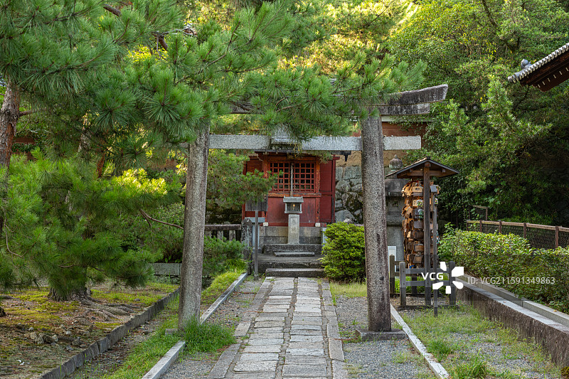 夏季京都建仁寺小社屋与石板参道图片素材