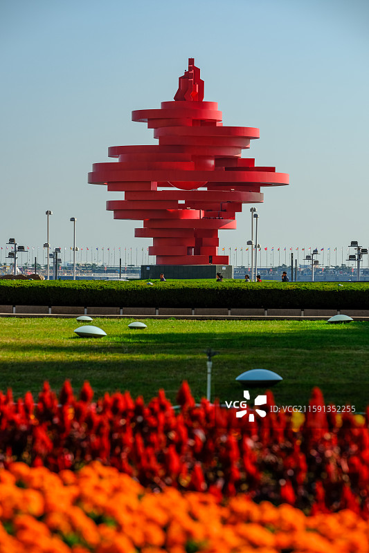 山东青岛五四广场标志性建筑-《五月的风》雕塑图片素材