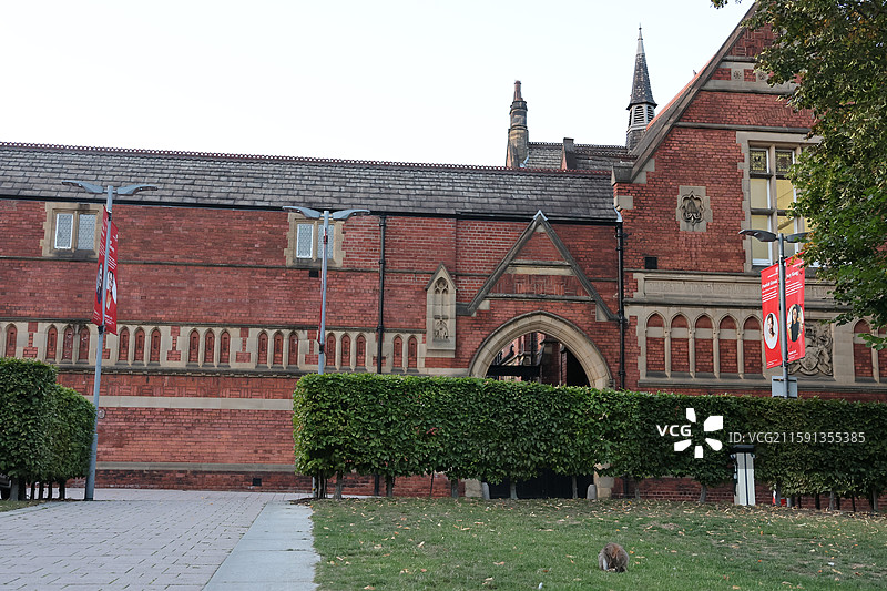 英国利兹LEEDS利兹大学市中心纺织学院张国荣雕像图片素材