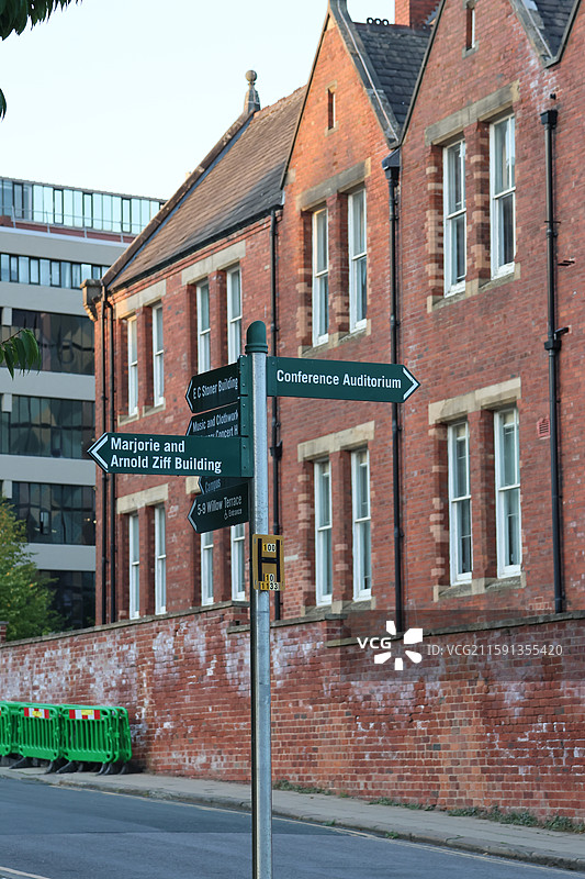 英国利兹LEEDS利兹大学市中心纺织学院张国荣雕像图片素材