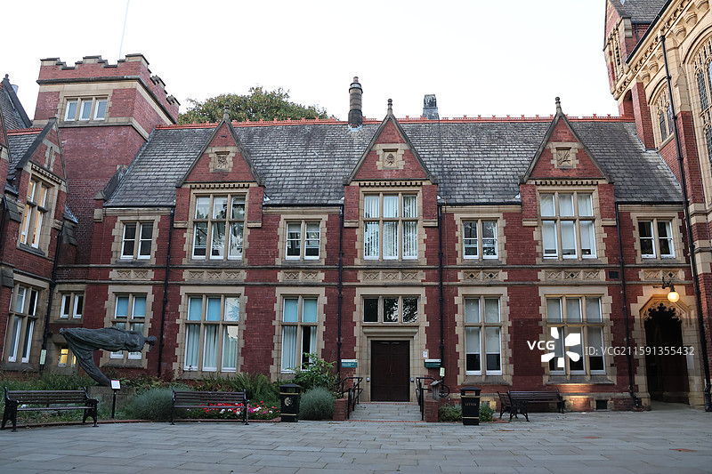 英国利兹LEEDS利兹大学市中心纺织学院张国荣雕像图片素材