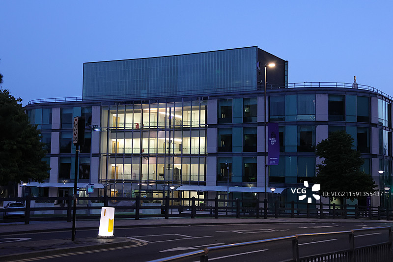 英国利兹LEEDS利兹大学市中心纺织学院张国荣雕像图片素材