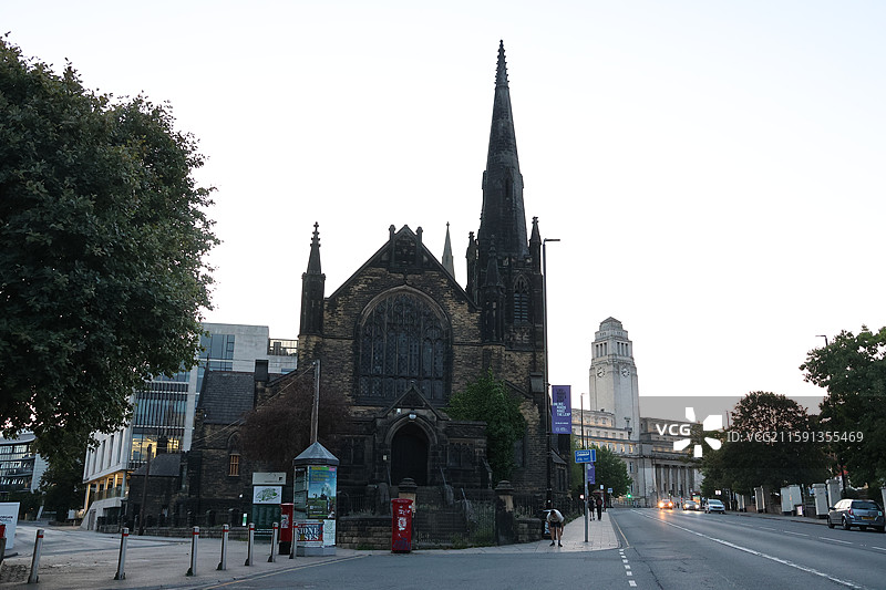 英国利兹LEEDS利兹大学市中心纺织学院张国荣雕像图片素材