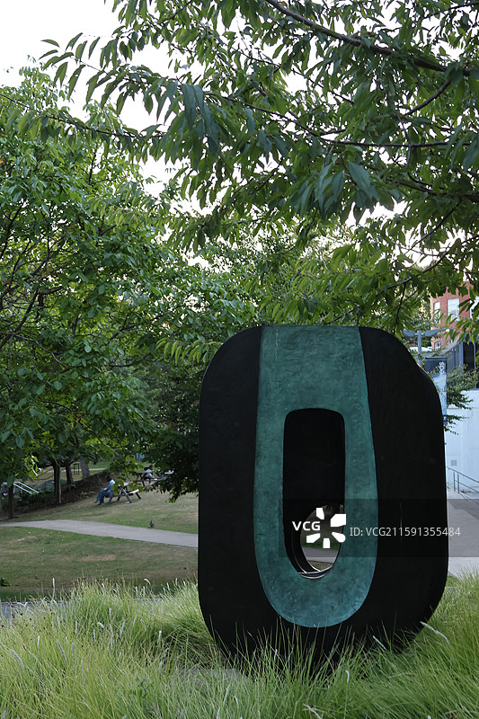 英国利兹LEEDS利兹大学市中心纺织学院张国荣雕像图片素材