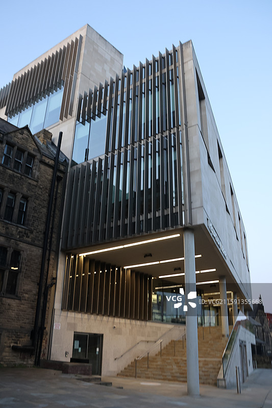 英国利兹LEEDS利兹大学市中心纺织学院张国荣雕像图片素材