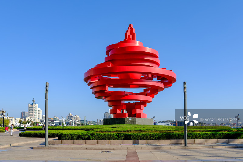 山东青岛五四广场标志性建筑-《五月的风》雕塑图片素材
