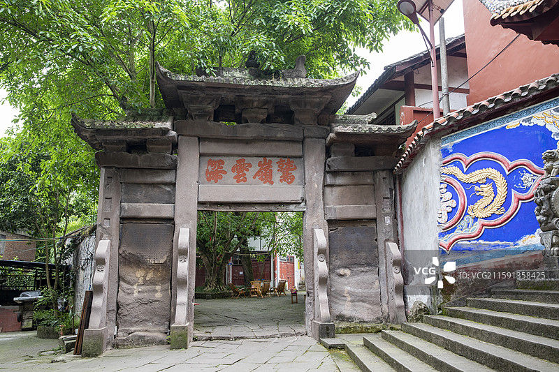 重庆涞滩古镇老街与明代石牌坊图片素材