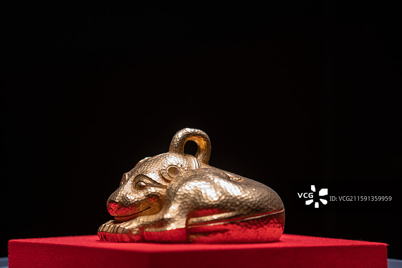 南京博物院镇院之宝西汉金兽，国宝级文物，出土于江苏省盱眙县南窑庄窖藏图片素材