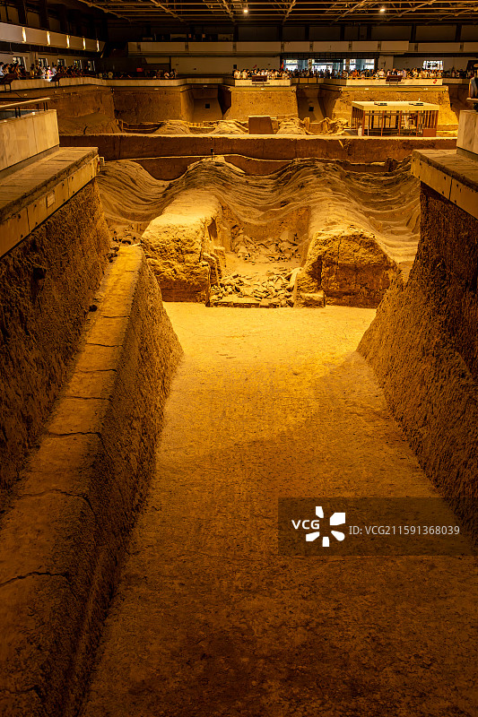 竖拍陕西西安秦始皇陵兵马俑二号坑图片素材