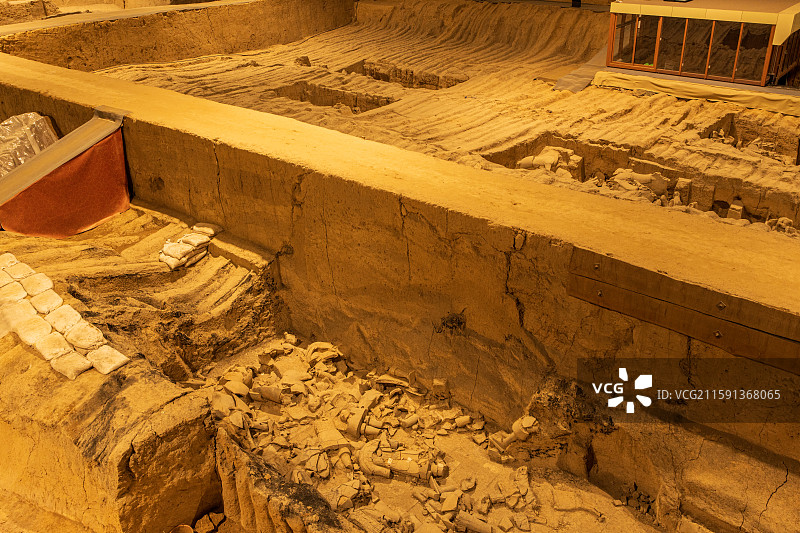 陕西西安秦始皇陵兵马俑二号坑中损坏的兵马俑特写图片素材