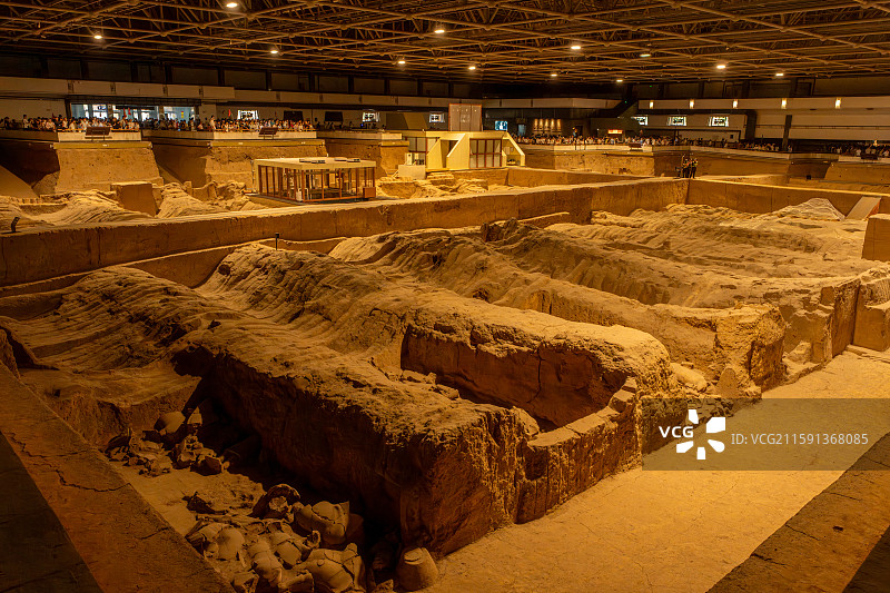 陕西西安秦始皇陵兵马俑二号坑游客如织图片素材