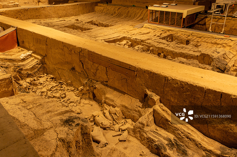 陕西西安秦始皇陵兵马俑二号坑中损坏的兵马俑特写图片素材