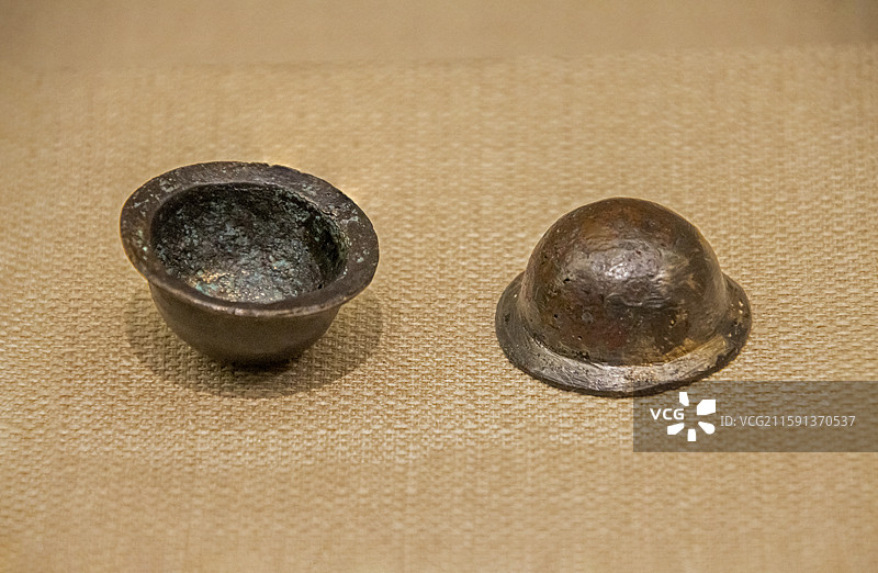 山西省太原市博物馆：铜泡钉（西晋，太原市尖草坪区太钢21宿舍区出土）图片素材