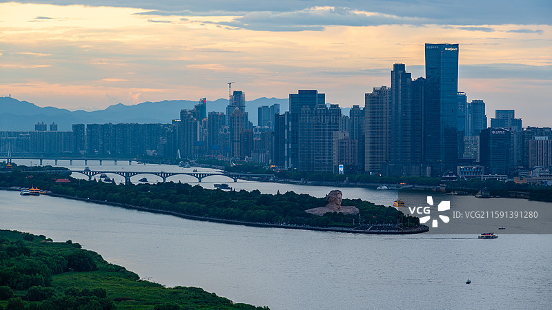 湖南省长沙市岳麓区桔子洲，毛泽东青年艺术雕塑，指点江山，杜甫江阁，问天台天际线图片素材