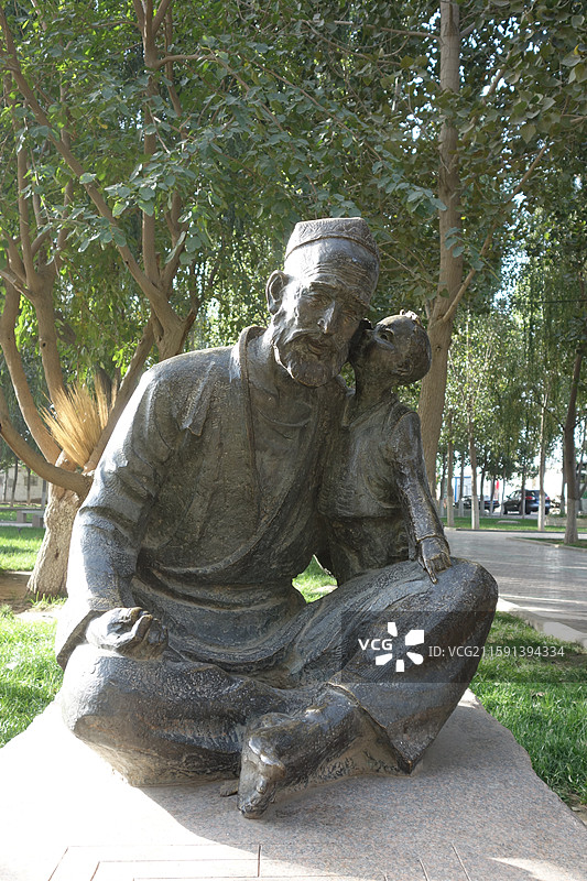 新疆阿克苏库车王府附近街头雕像：维族老人图片素材